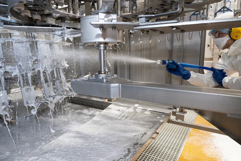 As poultry plants expand to meet demand, maintaining hygiene becomes more challenging, with tighter windows for cleaning between shifts. Reza Animal Health integrates chemistry, equipment, and expert guidance to enhance post-production cleaning - supporting product safety, regulatory compliance, and operational efficiency.